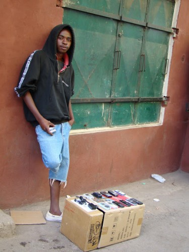 Article : Ezaka, vendeur ambulant de téléphones portables